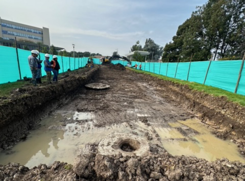 Excavación mecánica y cajeo para vía