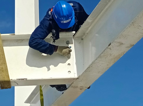 Instalación pernos de amarre entre vigas